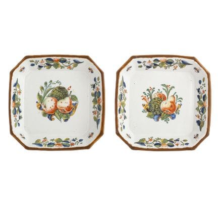 DEUX PLATS DE SERVICE EN MAJOLIQUE POLYCHROME, MAN