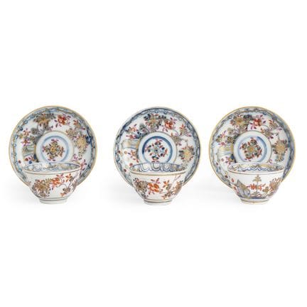 SIX TASSES AVEC SOUS-TASSES EN PORCELAINE POLYCHRO