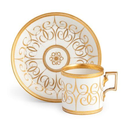 TASSE AVEC SOUCOUPE EN PORCELAINE BLANCHE ET OR, M