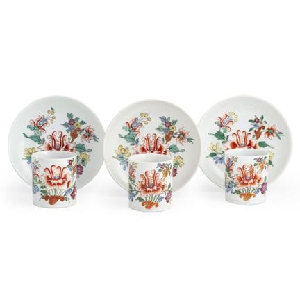 CINQ TASSES AVEC QUATRE SOUS-TASSES EN PORCELAINE 