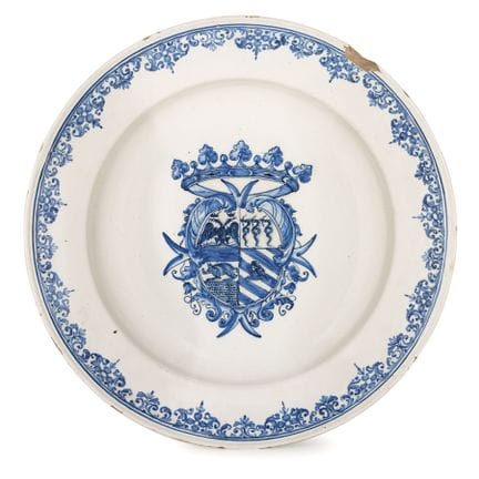 蓝白彩陶餐盘，罗塞蒂工厂，都灵或洛迪，约1730年
与前一件带贝拉因边框和冠状纹章的拍品同套；有轻微