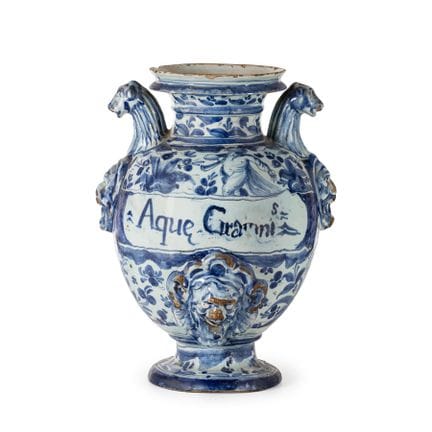 VASE EN MAJOLIQUE BLANCHE ET BLEUE, FOUR DE LIGURI
