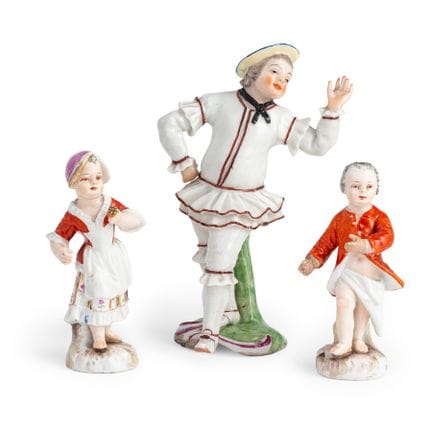 TROIS FIGURINES EN PORCELAINE POLYCHROME, MANUFACT