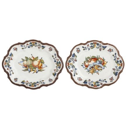 PAIRE DE PLATS DE SERVICE EN MAJOLIQUE POLYCHROME,