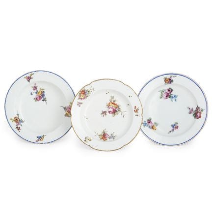 TROIS ASSIETTES EN PORCELAINE POLYCHROME, MANUFACT