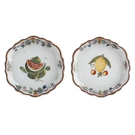 DEUX DESSOUS-VERRES EN MAJOLIQUE POLYCHROME, MANUF