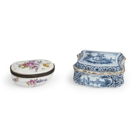 TABAKIÈRE EN PORCELAINE POLYCHROME, PROBABLEMENT D