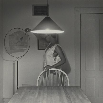 卡莉·梅·威姆斯（CARRIE MAE WEEMS），美国艺术家，生于1953年，《无题（女子喂鸟）