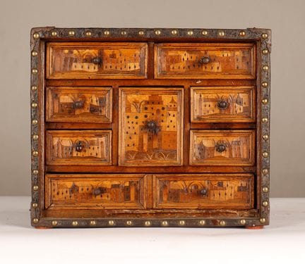 Kleiner deutscher Tischschrank mit Lederbezug, mit 