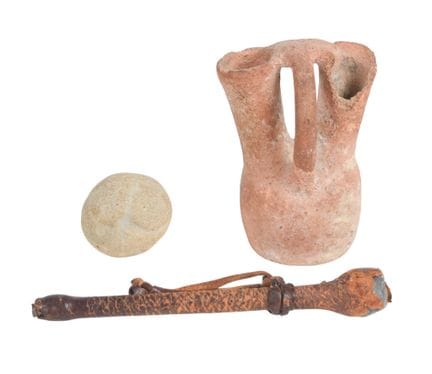 Eine Gruppe von drei archäologischen und ethnograf