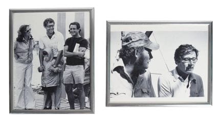Due fotografie in bianco e nero incorniciate che r