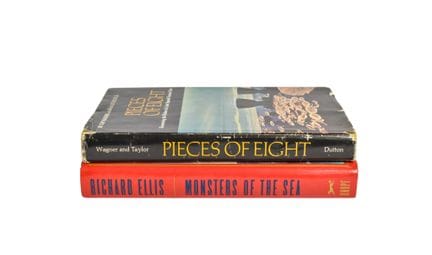 Due libri di riferimento sul mondo marino, tra cui