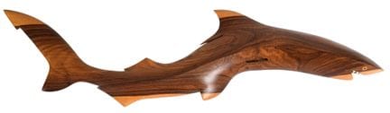 Holzschnitzerei von der Pitcairn-Insel, die einen 