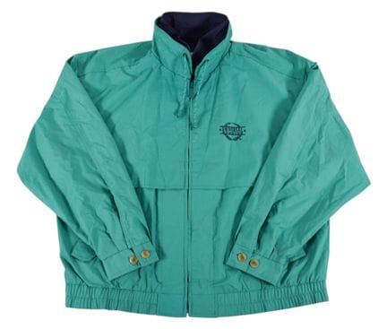 这款“Gear For Sports”环球影城风衣出自彼得·本奇利的私人收藏。该服装采用青绿色棉、聚