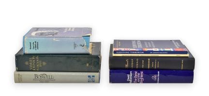 Eine Sammlung von sieben Büchern und Broschüren au