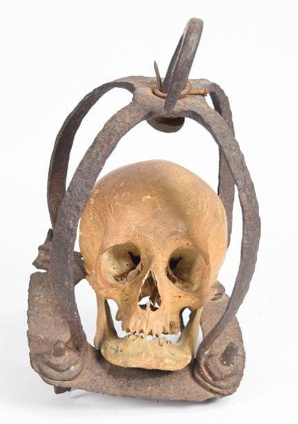 Gibbet a forma di teschio realizzato in ferro batt