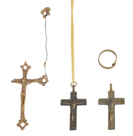 Set di quattro oggetti religiosi composto da tre c