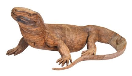 Geschnitzte Komodowaran-Skulptur aus Hartholz. Die