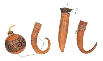Eine Gruppe von vier ethnografischen Artefakten au