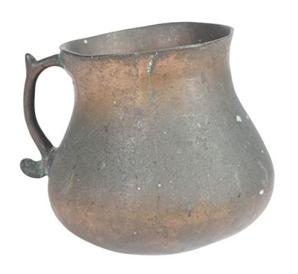 16世纪西班牙船用酒器。该器皿由厚壁铜合金制成，球状器身各处均饰有锻造和锤击纹饰。器形特征为锥形颈部