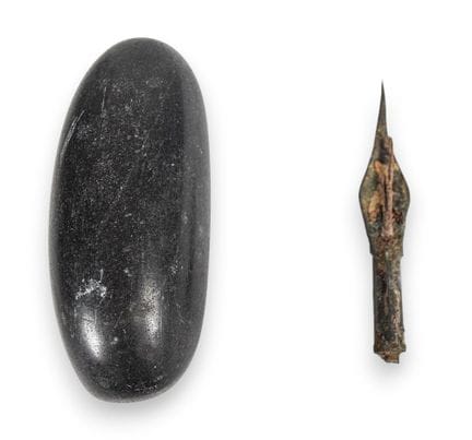 Due reperti antichi di materiali e tipologie arche
