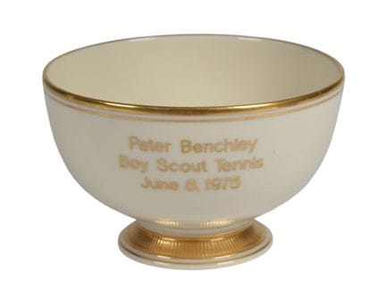 Peter Benchleys Porzellan-Pokal aus Lenox zum Gede