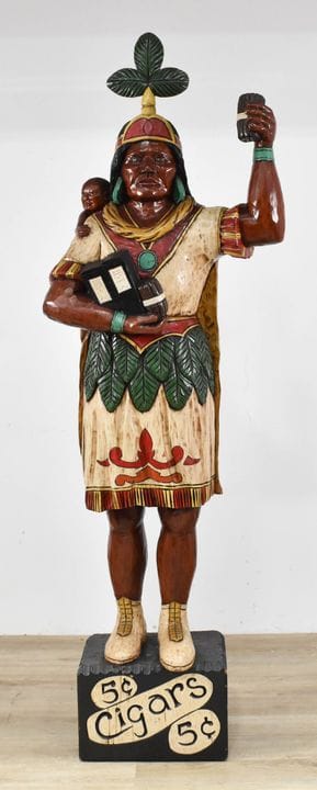 Figura de madera pintada y tallada de un nativo am