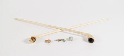 5 objetos históricos, entre los que se incluyen pi