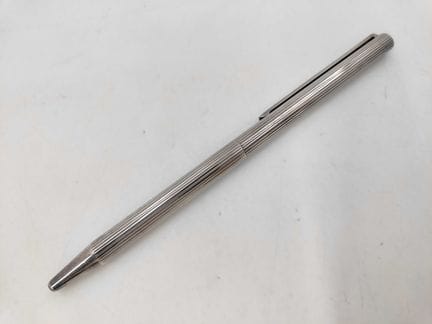 S.T. Dupont 复古条纹银色调金属圆珠笔  这款复古款S.T. Dupont圆珠笔采用银色调