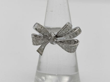 Bague Graff Tildas Bow en or blanc 18 carats serti