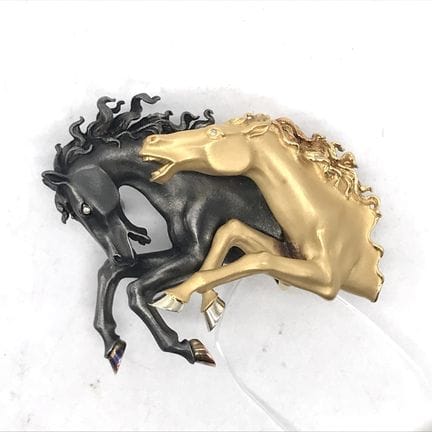 Broche sculpturale « Double Horse » en or 18 carat