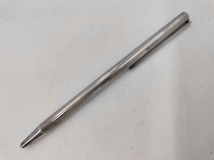 S.T. Dupont 复古款银色调金属条纹圆珠笔  这款 S.T. Dupont 复古款圆珠笔采用