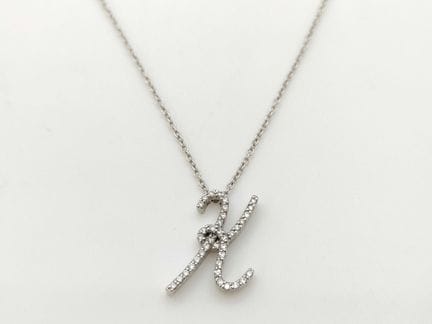 Collana con ciondolo a forma di iniziale "K" in or