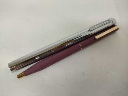 Sheaffer 紫色与银色调金属圆珠笔，2支装  这套Sheaffer金属圆珠笔包含两支，采用紫色