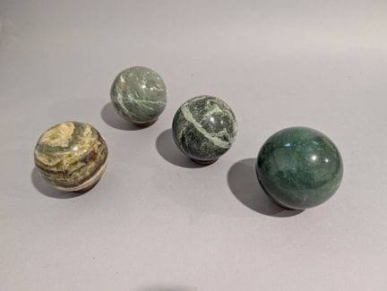 Suite de quatre boules
Probablement en jade, agate