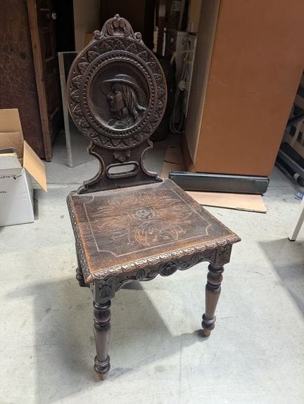 Chaise bretonne
En bois sculpté à décor d'un homme