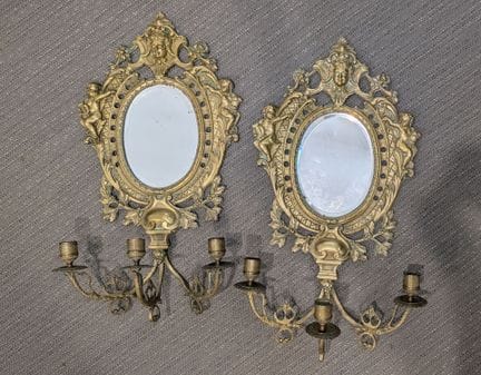 Paire de miroirs porte-flambeaux
En laiton doré à 