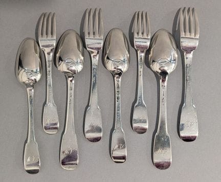 Suite de quatre cuillères de table et quatre fourc