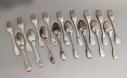 Suite de huit cuillères de table et neuf fourchett