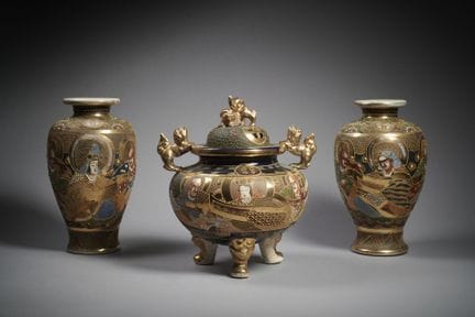 JAPON
Paire de vases et un pot à encens en faïence