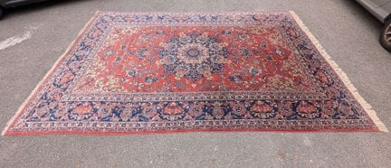 Important tapis
En laine à décor floral sur fond b