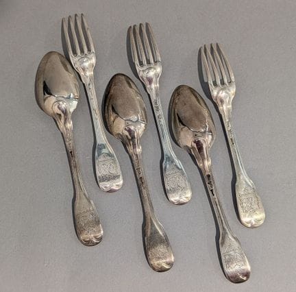 Suite de trois cuillères à soupe et trois fourchet