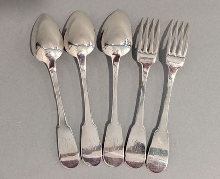 Suite de trois cuillères de table et deux fourchet