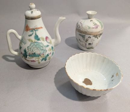 CHINE
Théière
En porcelaine à décor  feuillagé
XIX