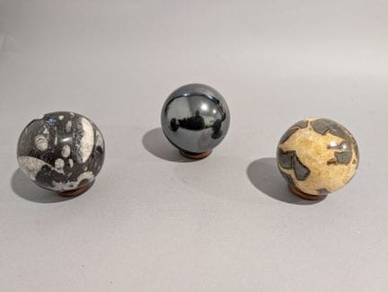 Suite de trois boules
En septaria et calcite jaune