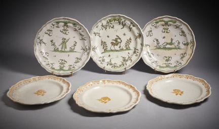 MOUSTIERS
Suite de six assiettes à décor en camaïe