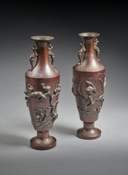 JAPON
suite de deux vases en métal à patine brune 