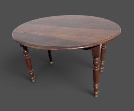 Table à volet
En bois de forme ovale, ouvrant par 
