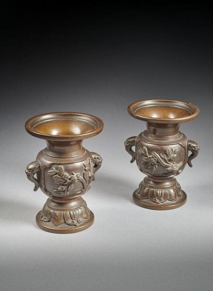 JAPON
Paire de vases en bronze à décor d'oiseaux s