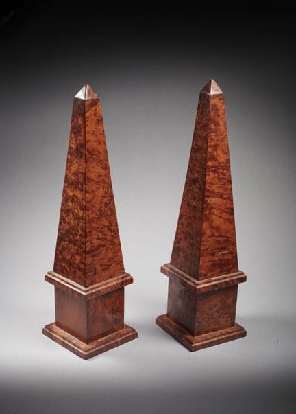 Paire d'obélisques
En bois de loupe
XXème siècle
H